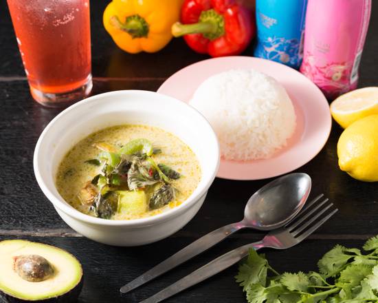 鶏肉のグリーンカレーとジャスミンライス